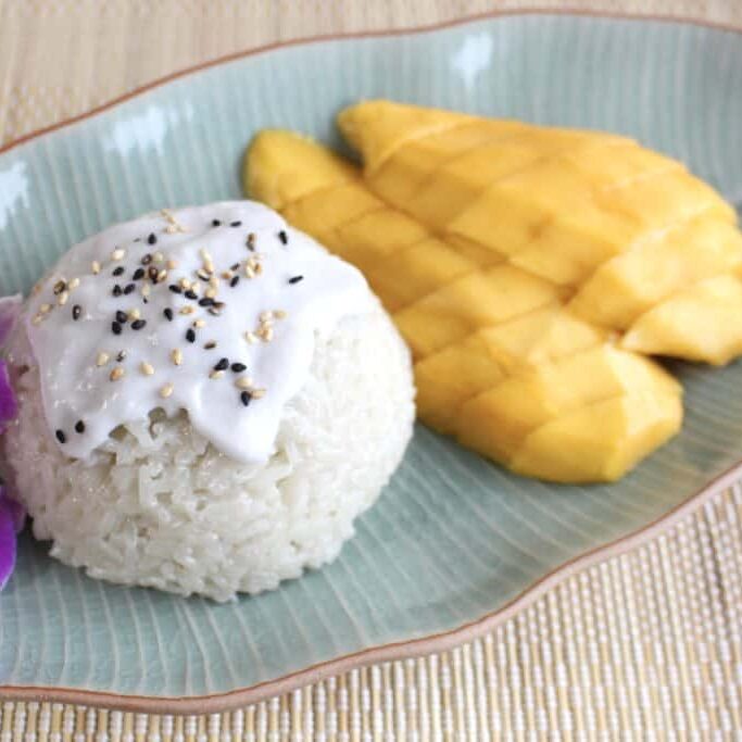 mango with sticky rice on a green plate.
