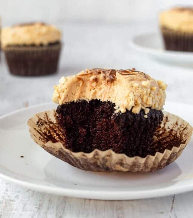 Rich, dark, and moist chocolate cupcakes topped with fluffy, creamy, and smooth peanut butter frosting. Simple yet irresistibly delicious! #chocolatecupcakes #peanutbutterfrosting #saltedpeanuts #fathersday #fathersdaydessert