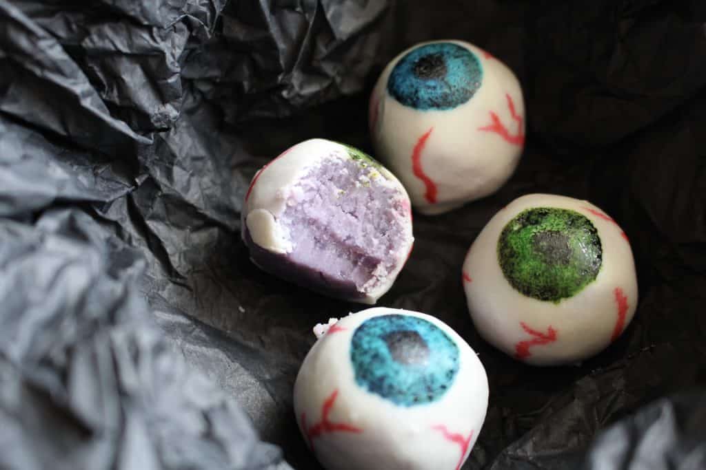 These Halloween white chocolate eyeballs have a surprise filling: purple sweet potato! A much healthier option for trick or treating kids on Halloween!  #Halloween #HappyHalloween #healthy #whitechocolate #chocolate #truffle #purple #black #sweetpotato #eyeball #eyeballs #trickortreat #kids