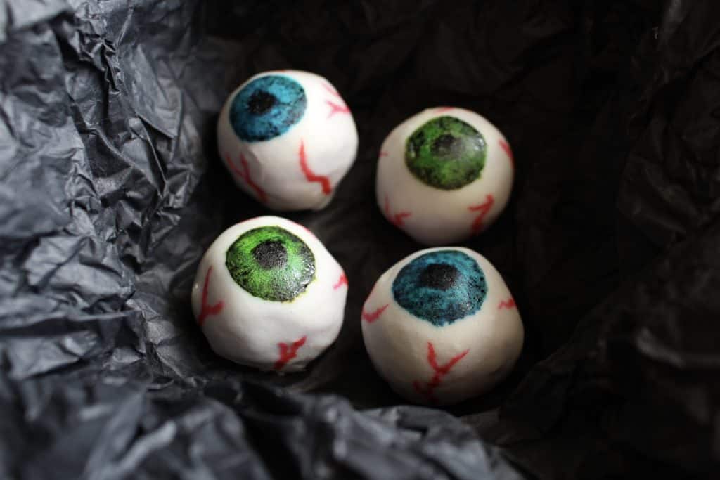 These Halloween white chocolate eyeballs have a surprise filling: purple sweet potato! A much healthier option for trick or treating kids on Halloween!  #Halloween #HappyHalloween #healthy #whitechocolate #chocolate #truffle #purple #black #sweetpotato #eyeball #eyeballs #trickortreat #kids