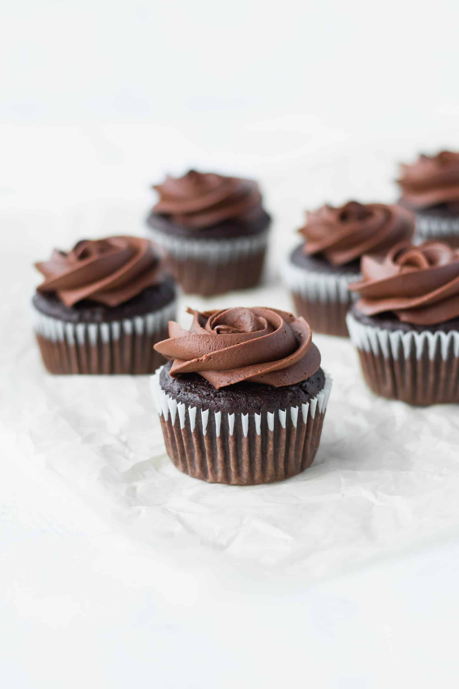 The perfect chocolate cupcakes for your vegan Valentine on Valentine’s Day! #chocolatecupcakes #bananacupcakes #valentinesdaydessert #veganvalentinesday #vegancupcakes