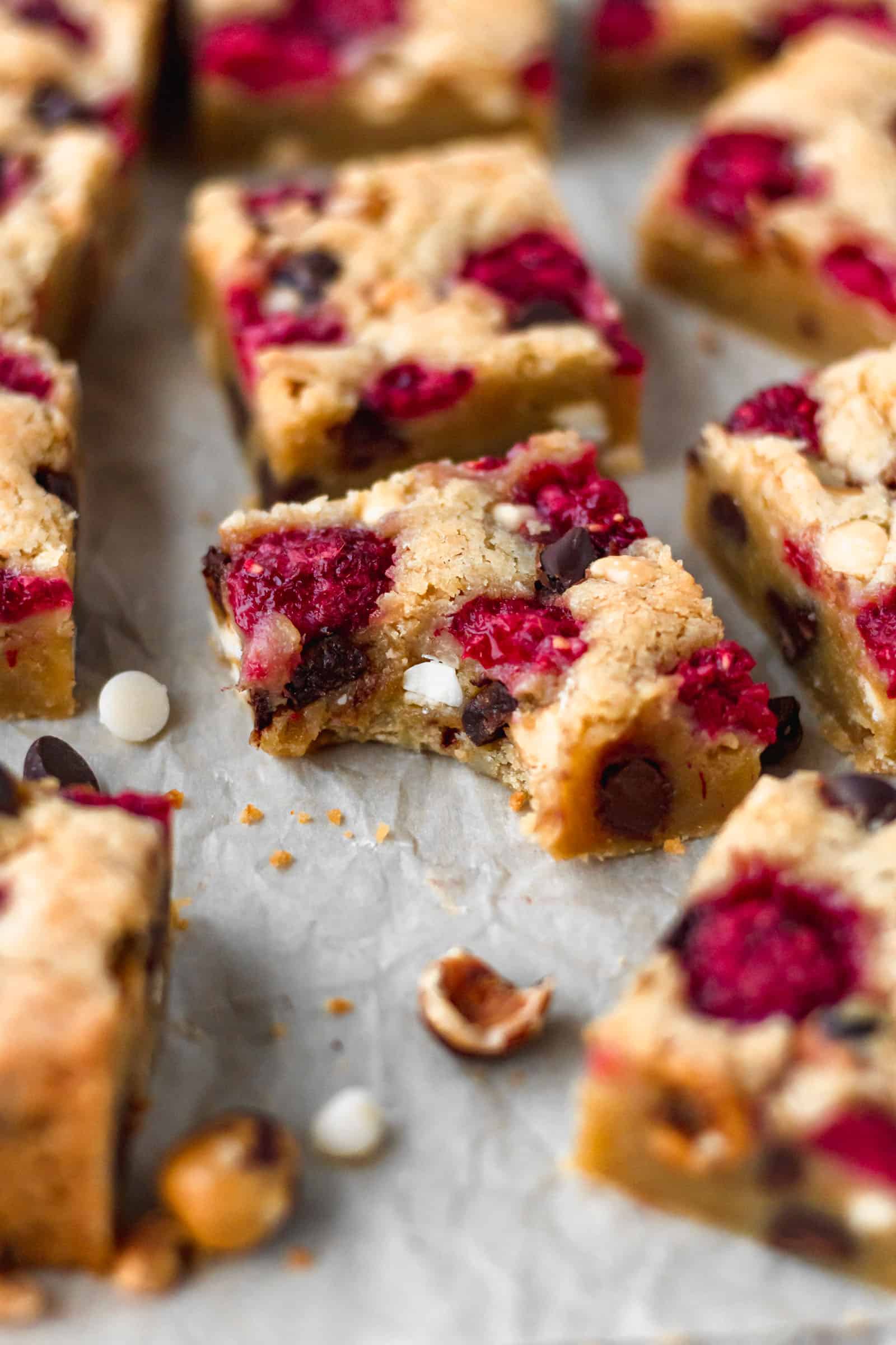 Raspberry blondies with hazelnuts and chocolate chips
