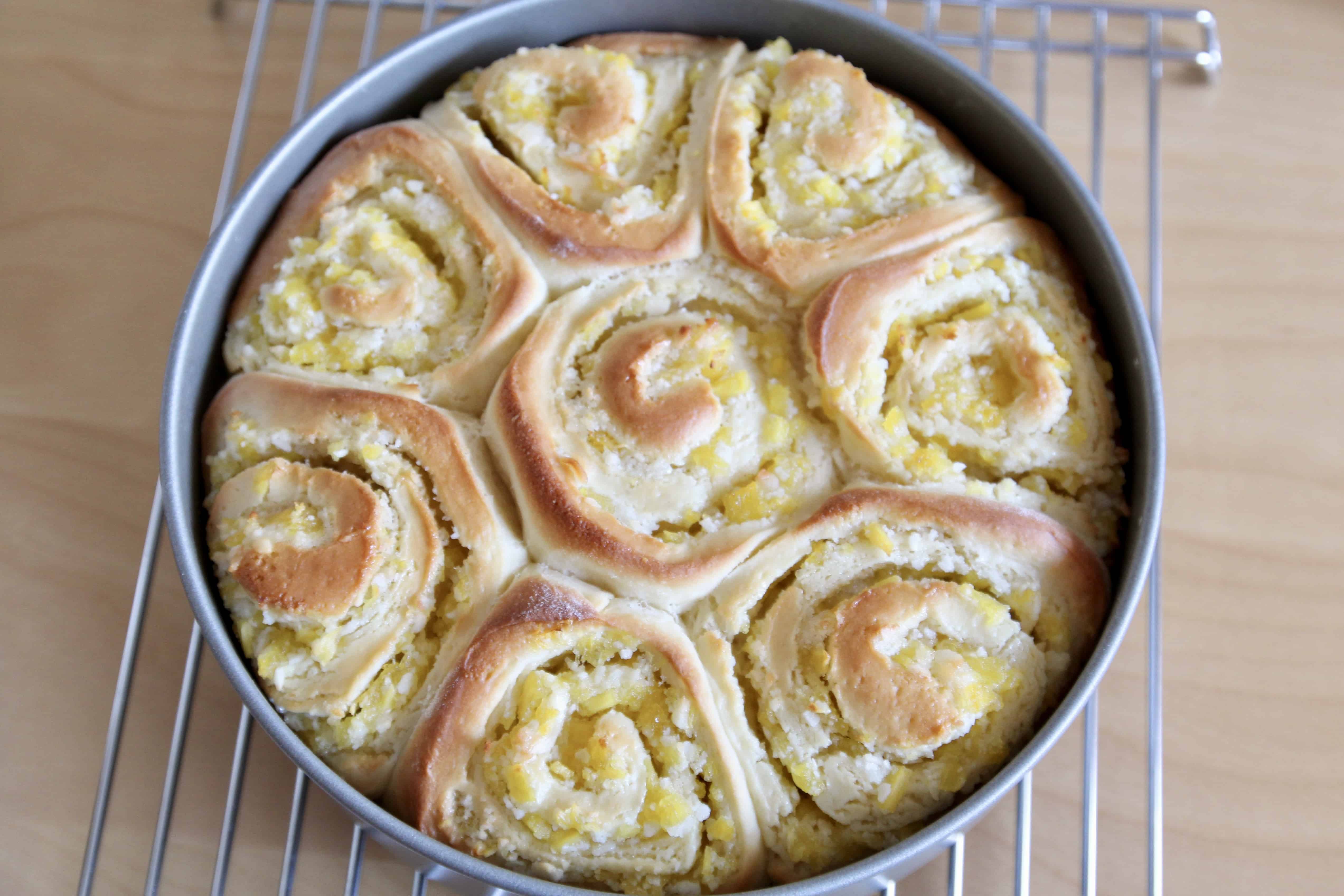 Baked pineapple sweet rolls