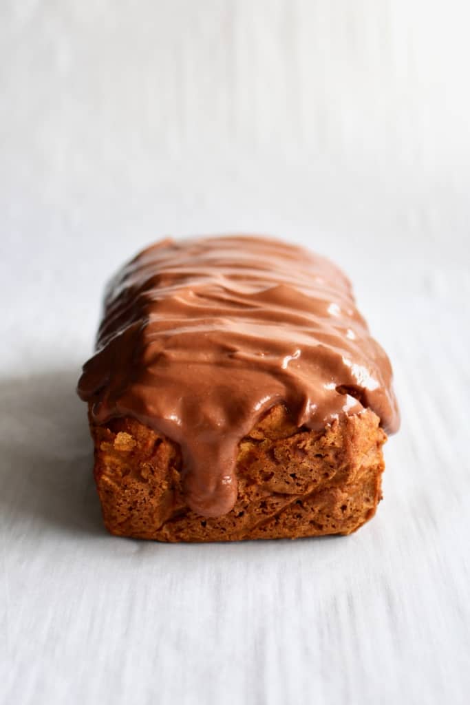 Carrot cake with brigadeiro frosting!
Inspired by the Brazilian bolo de cenoura, I've created a carrot loaf that uses puréed carrots and covered it in a chocolate frosting!