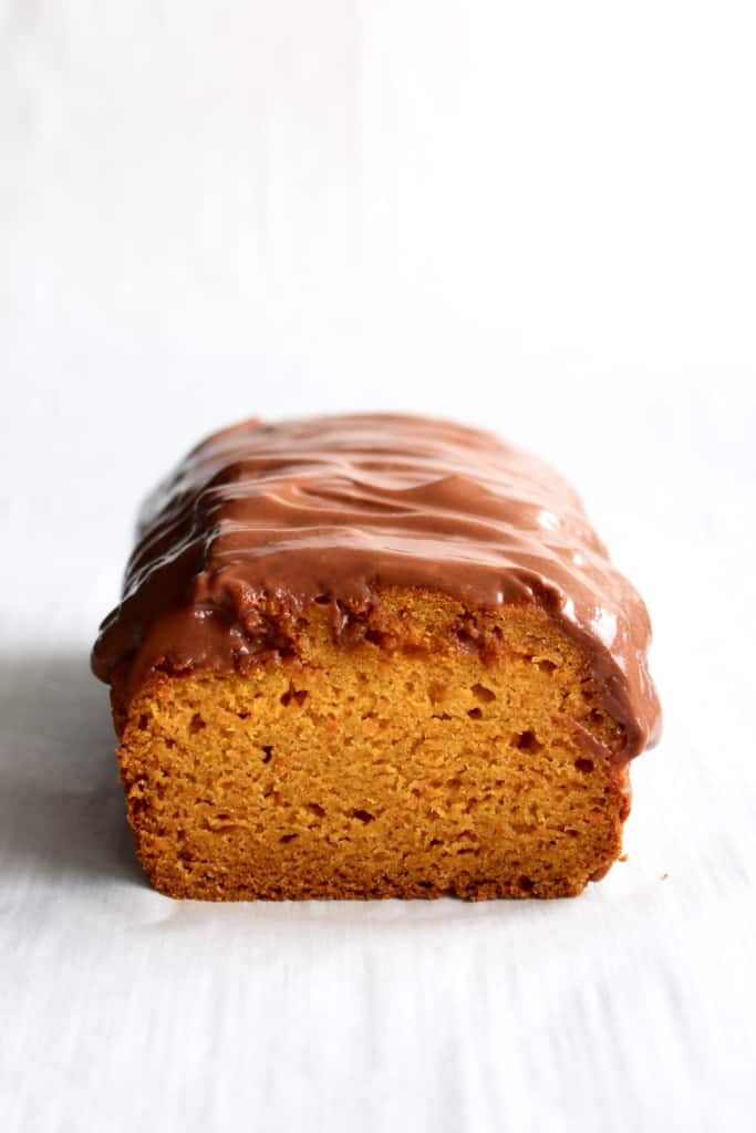 Carrot cake with brigadeiro frosting!
Inspired by the Brazilian bolo de cenoura, my carrot loaf uses puréed carrots and covered it in a chocolate frosting!
Switch out your traditional carrot cake this Easter!