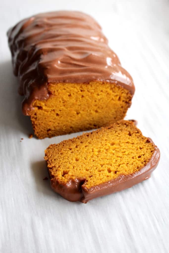 Carrot loaf perfect for Easter!
Inspired by the Brazilian bolo de cenoura, this cake uses puréed carrots and covered it in a chocolate frosting!