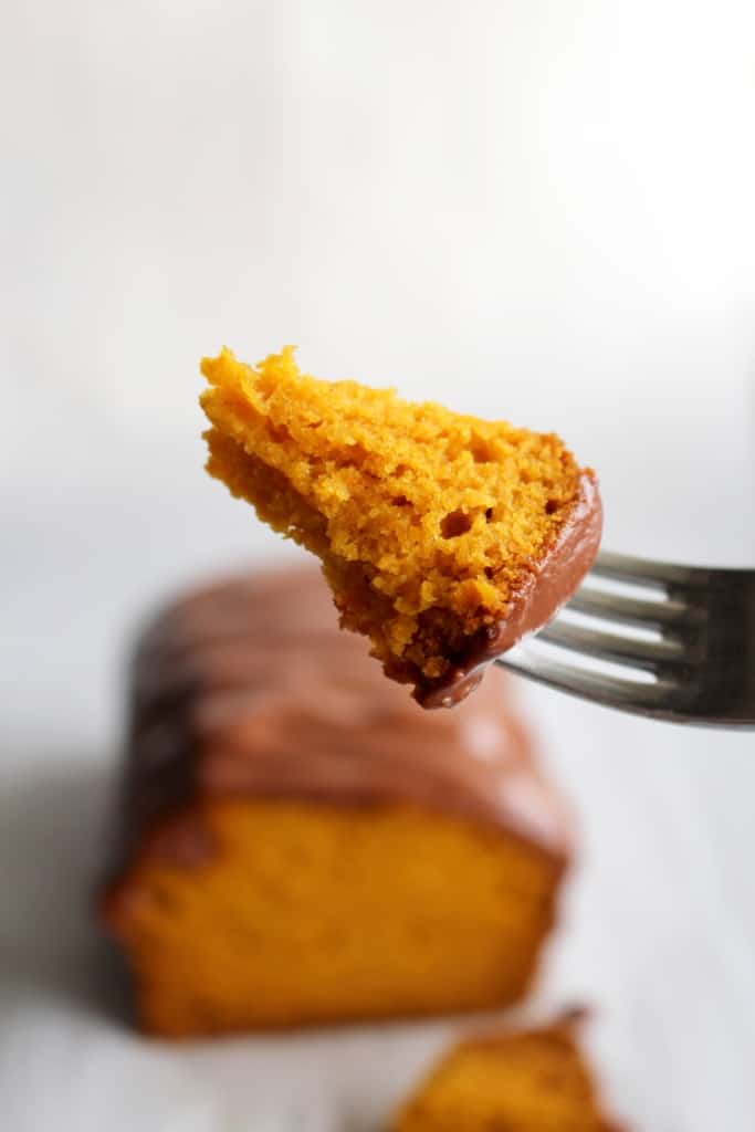 Delicious carrot cake with brigadeiro frosting!
Inspired by the Brazilian bolo de cenoura, my cake uses puréed carrots and covered it in a chocolate frosting!
Perfect dessert for Easter!