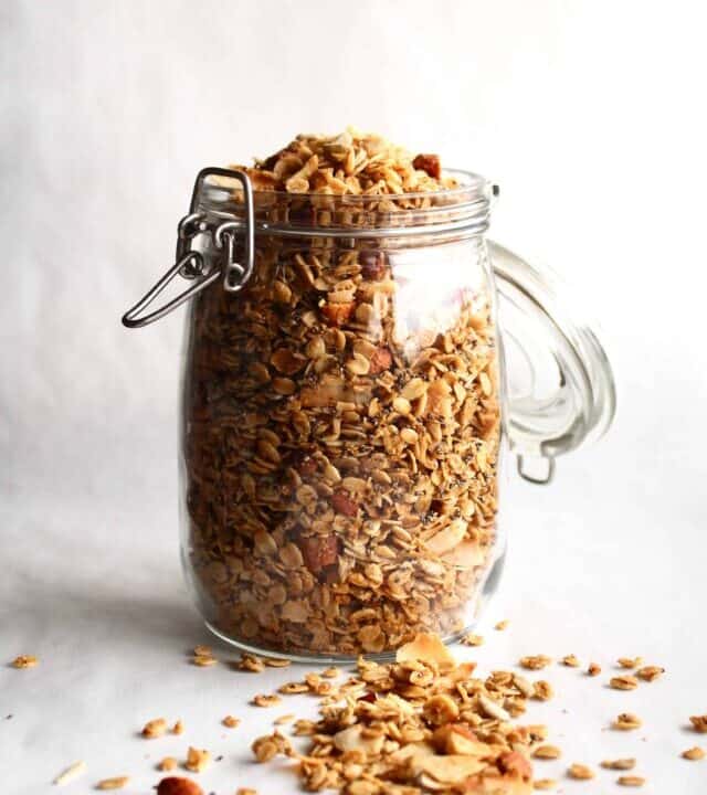Homemade granola is easier than you think! This granola recipe uses flaxseed and chia seeds to make it extra healthy! #homemade #granola #healthy #flax #flaxseed #chia #chiaseed #granolabars #breakfast #brunch
