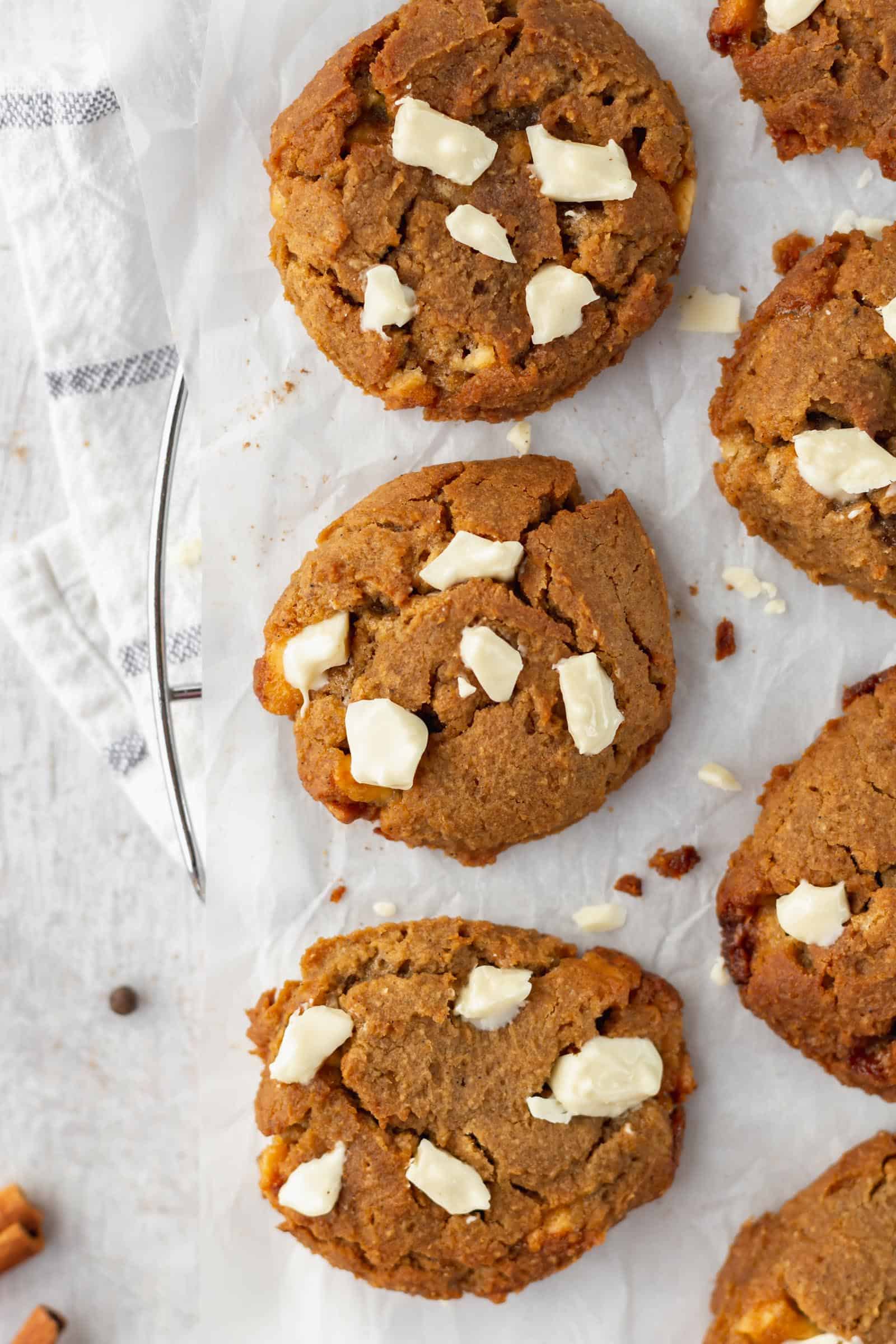 Chai white chocolate chip cookies bring fall in your mouth! These gluten free soft-baked cookies are perfect for fall and winter! #chaispice #chaitea #chaicookies #whitechocolate #glutenfreecookies #chickpeacookies