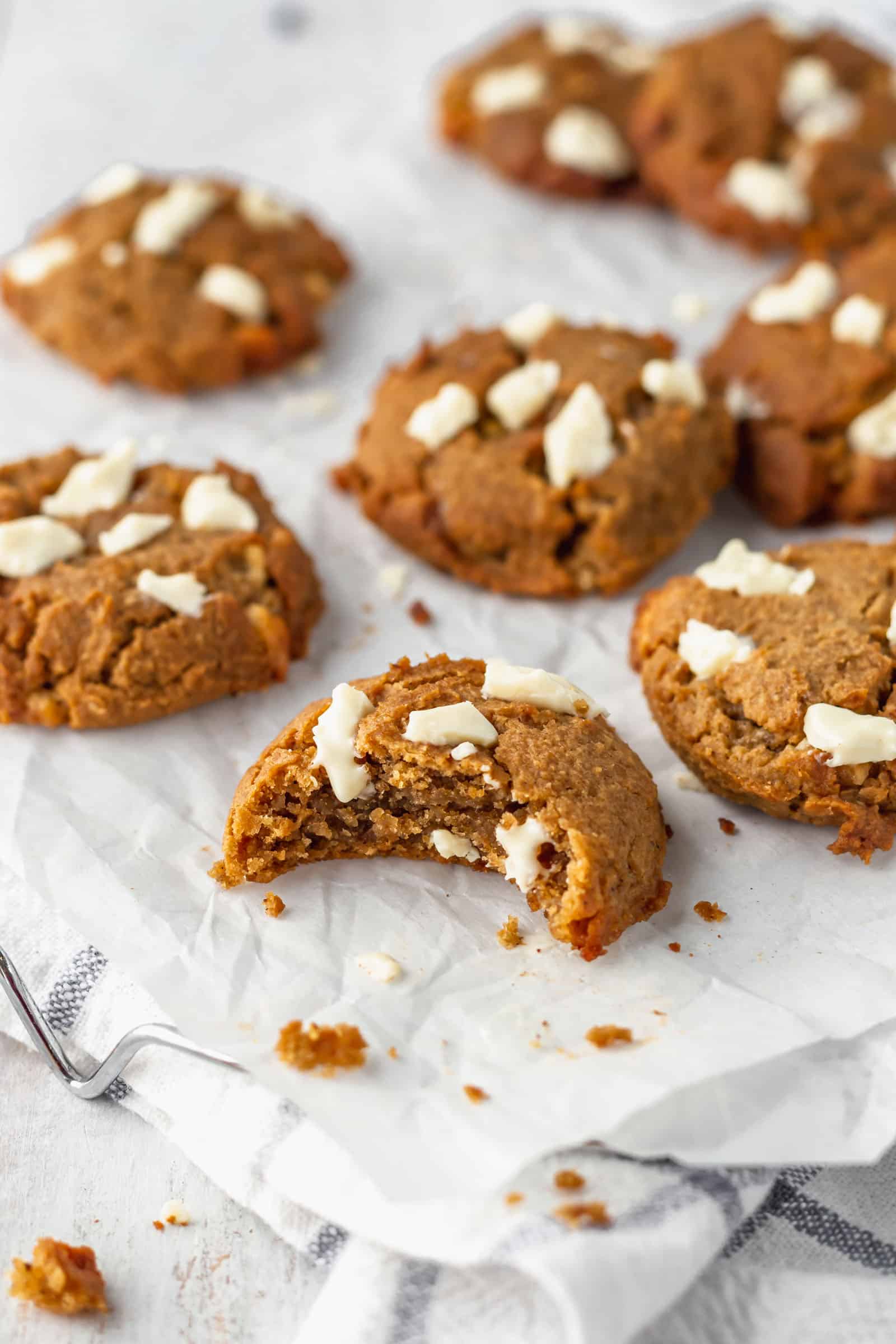 Chai white chocolate chip cookies bring fall in your mouth! These gluten free soft-baked cookies are perfect for fall and winter! #chaispice #chaitea #chaicookies #whitechocolate #glutenfreecookies #chickpeacookies