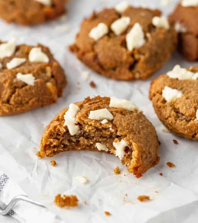 Chai white chocolate chip cookies bring fall in your mouth! These gluten free soft-baked cookies are perfect for fall and winter! #chaispice #chaitea #chaicookies #whitechocolate #glutenfreecookies #chickpeacookies