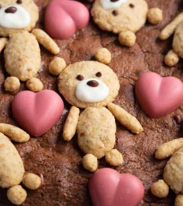 If you’re looking for a cute Valentine’s Day treat, look no further! These teddy bear brownies are cakey brownies topped with cookies and ruby chocolate hearts!