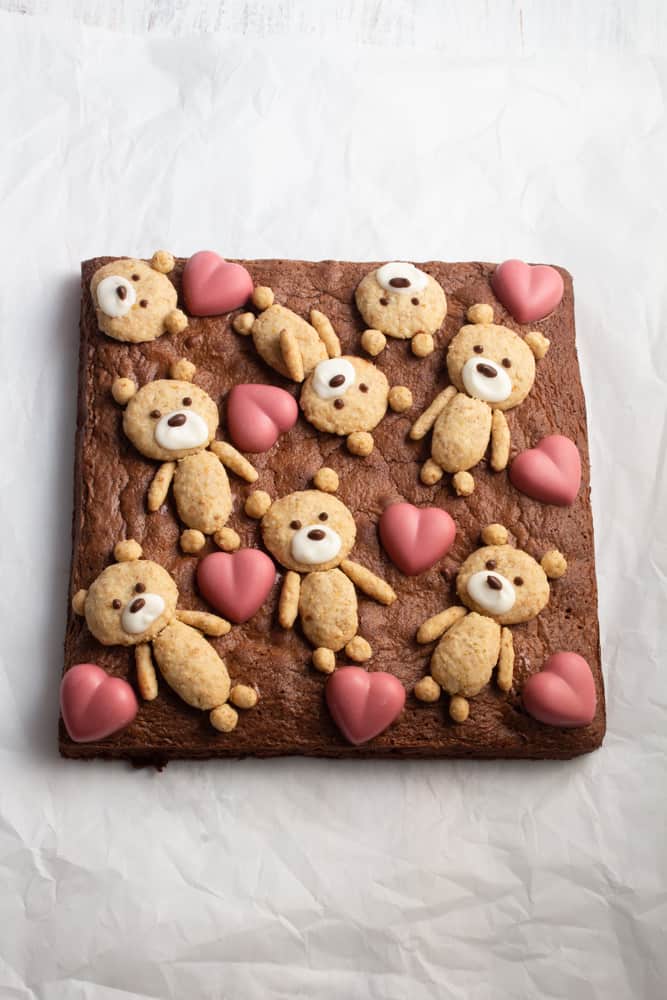 If you’re looking for a cute Valentine’s Day treat, look no further! These teddy bear brownies are cakey brownies topped with cookies and ruby chocolate hearts!