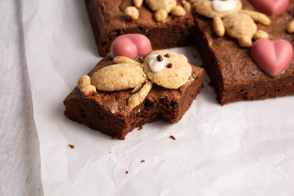 If you’re looking for a cute Valentine’s Day treat, look no further! These teddy bear brownies are cakey brownies topped with cookies and ruby chocolate hearts!