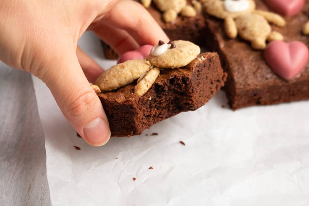 If you’re looking for a cute Valentine’s Day treat, look no further! These teddy bear brownies are cakey brownies topped with cookies and ruby chocolate hearts!