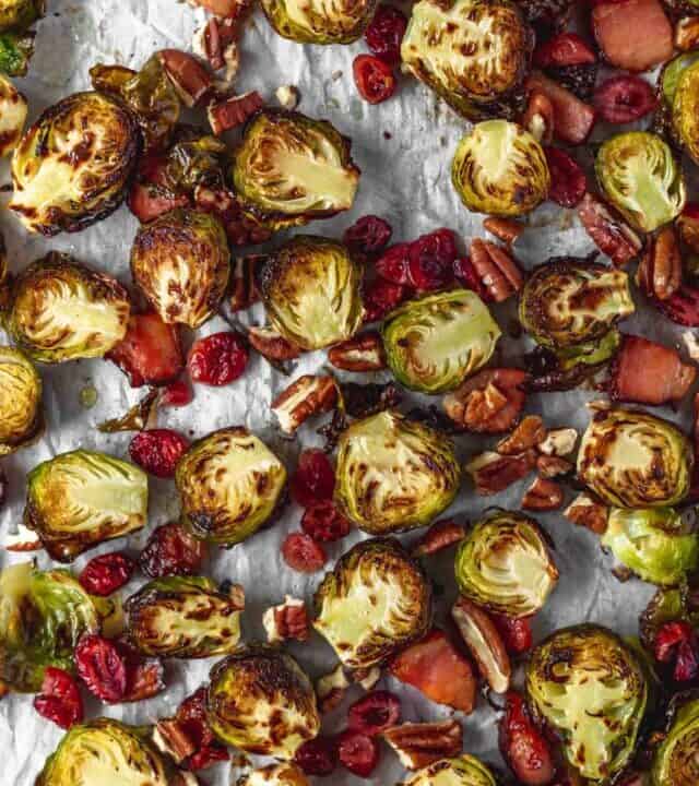 Brussels sprouts get a bad rap for being stinky or mushy, but not when you cook it in the oven with bacon until it get crispy! #thanksgivingdinner #sidedish #easy #simplefood #bacon