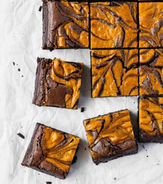 Pumpkin cheesecake swirl brownies are the perfect combination of chocolate and pumpkin! SUPER fudgy brownies with creamy pumpkin cheesecake! #pumpkincheesecake #pumpkinbrownies #pumpkincheesecakebrownies #fudgybrownies #fudgebrownies