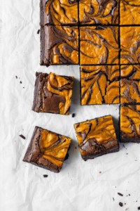 Pumpkin cheesecake swirl brownies are the perfect combination of chocolate and pumpkin! SUPER fudgy brownies with creamy pumpkin cheesecake! #pumpkincheesecake #pumpkinbrownies #pumpkincheesecakebrownies #fudgybrownies #fudgebrownies