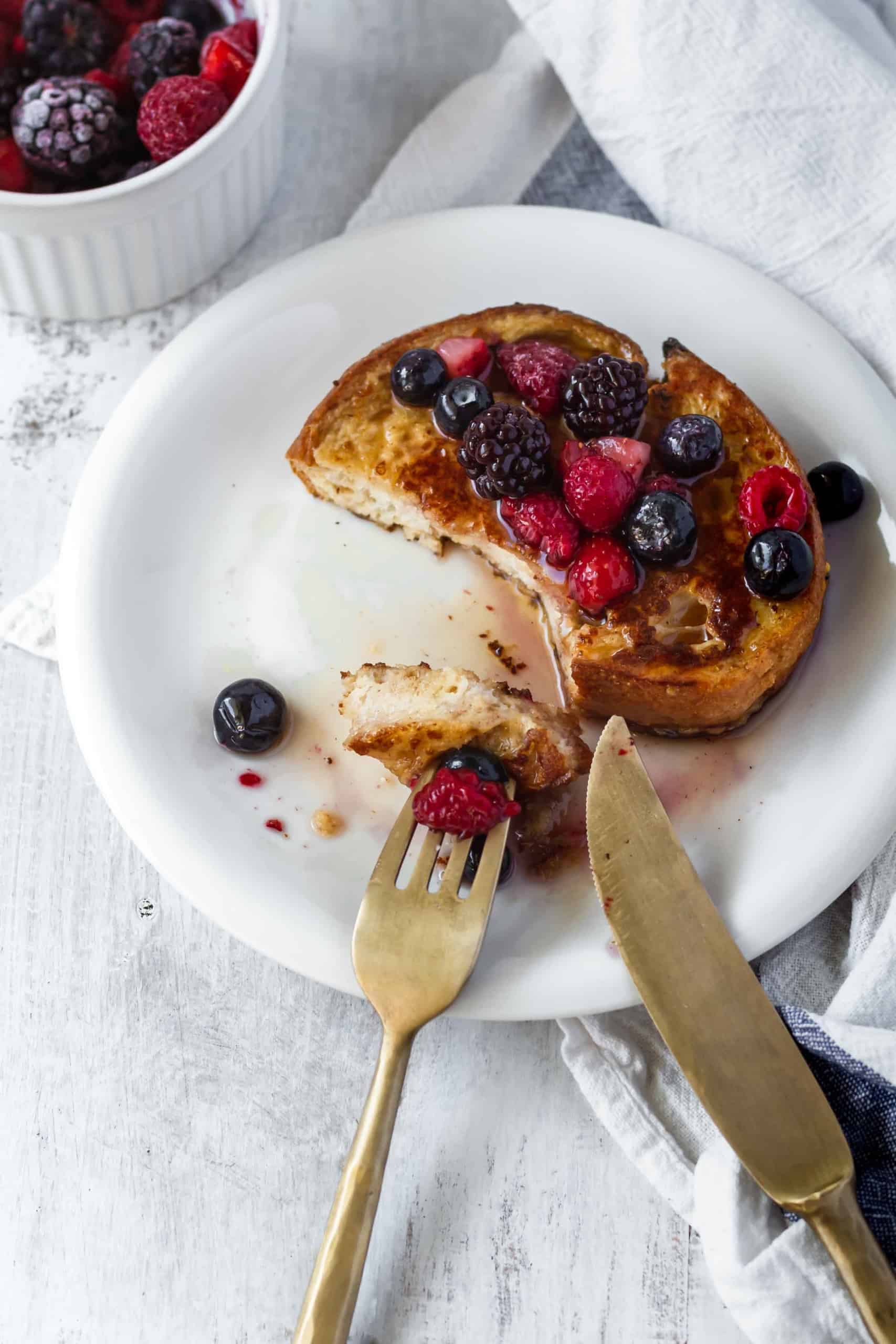 The perfect plant-based breakfast or brunch! Super easy and delicious! #veganfrenchtoast #veganbreakfast #veganbrunch #plantbasedmeals #frenchtoast