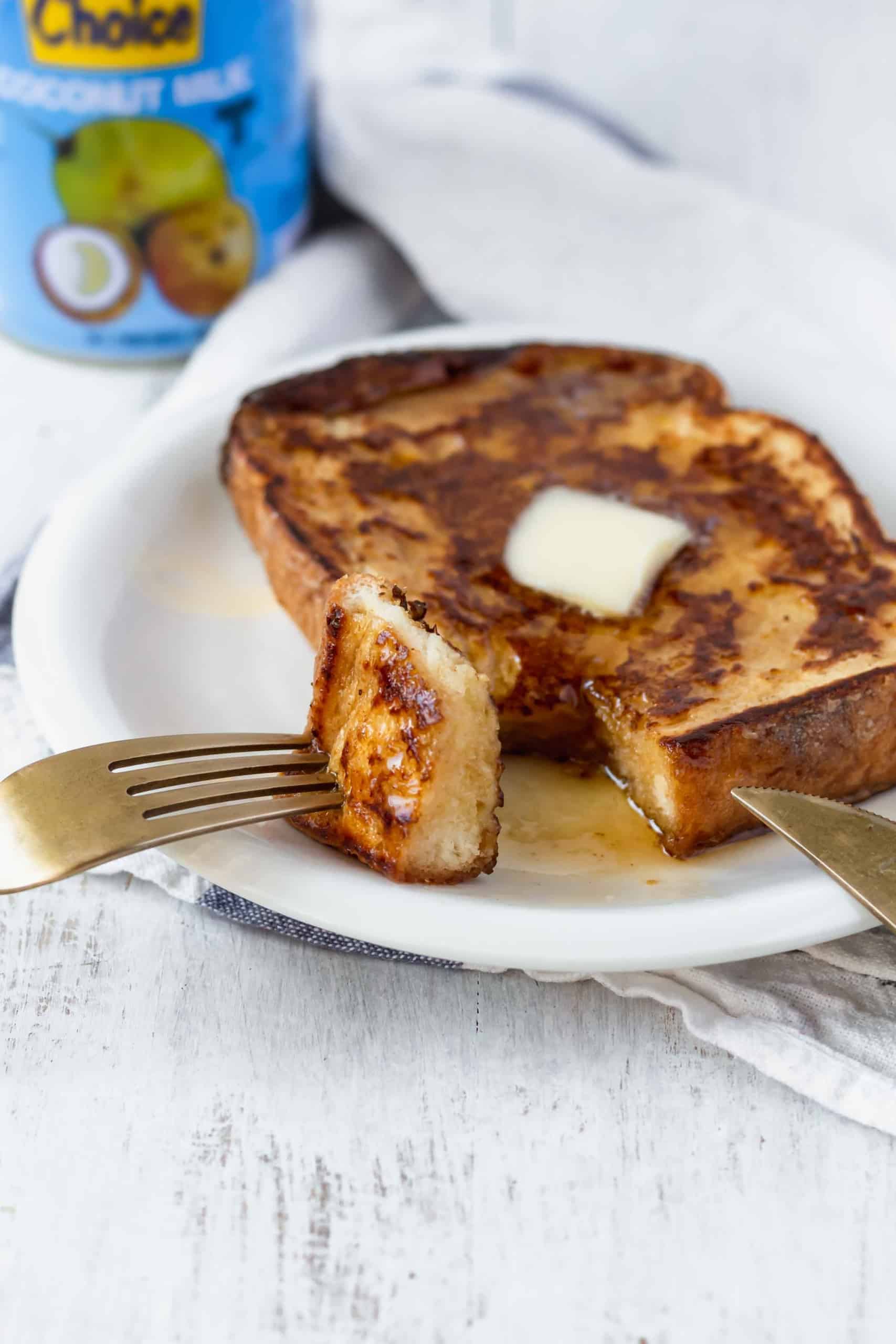 The perfect plant-based breakfast or brunch! Super easy and delicious! #veganfrenchtoast #veganbreakfast #veganbrunch #plantbasedmeals #frenchtoast