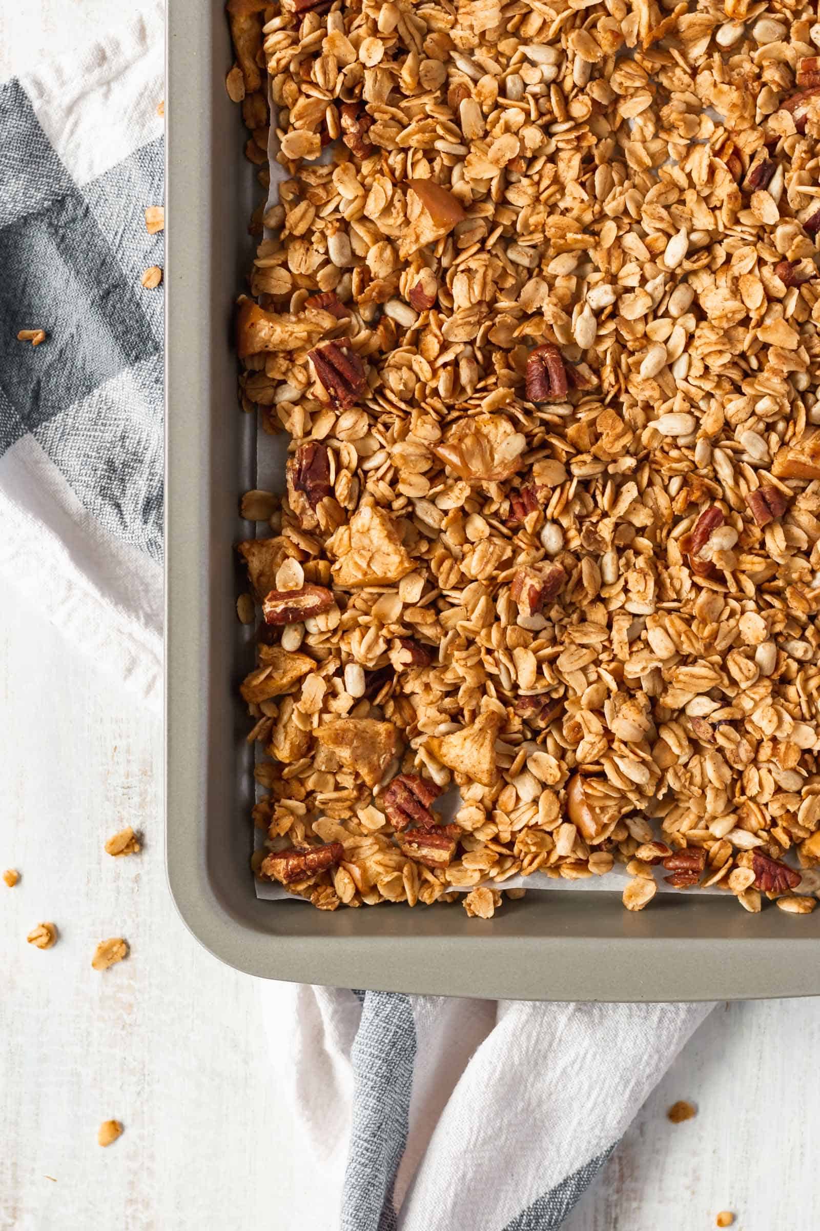 Delicious homemade cinnamon apple granola that's vegan and gluten-free! #glutenfreebreakfast #veganbreakfast #plantbasedbreakfast #cinnamonapple