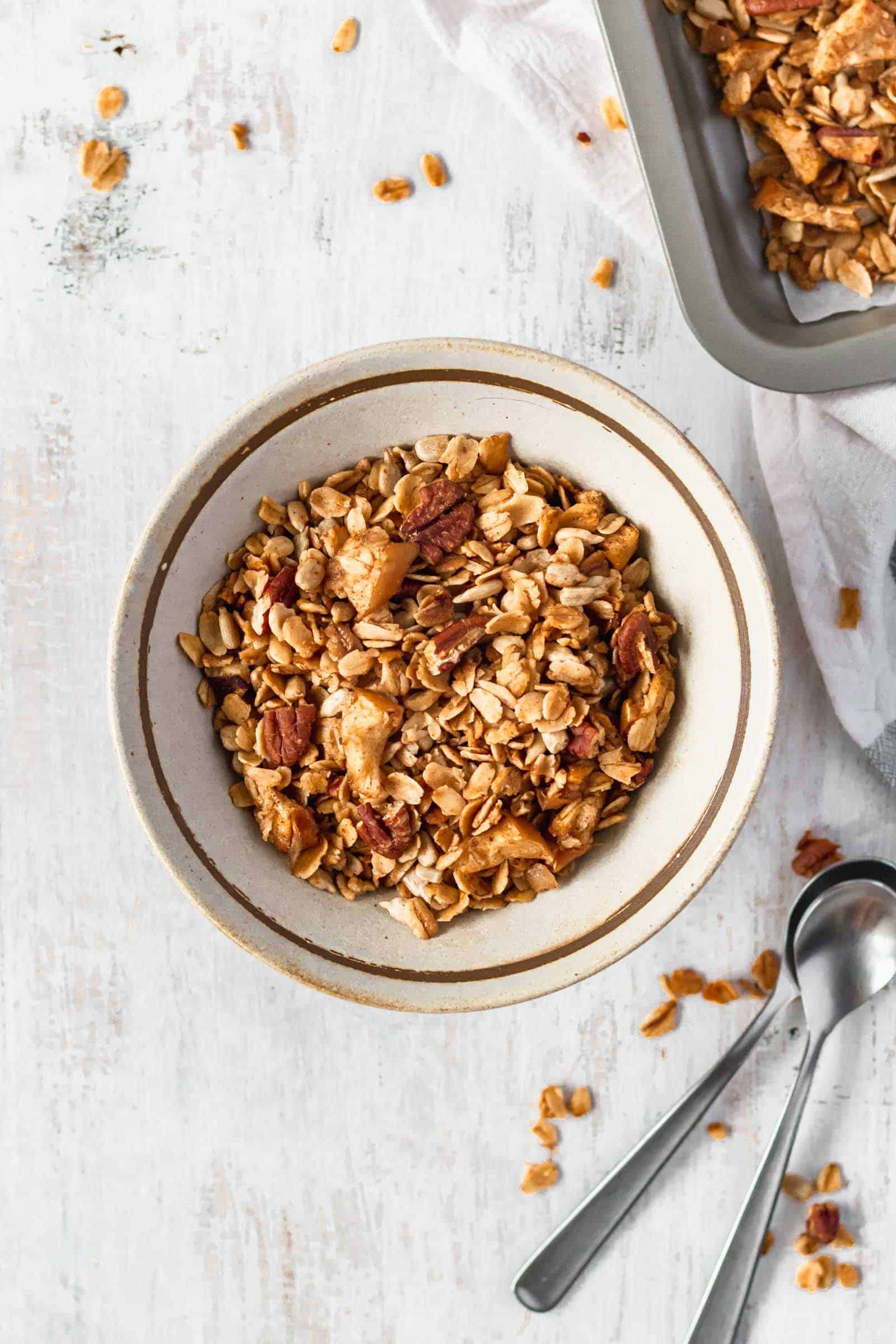 Delicious homemade cinnamon apple granola that's vegan and gluten-free! #glutenfreebreakfast #veganbreakfast #plantbasedbreakfast #cinnamonapple