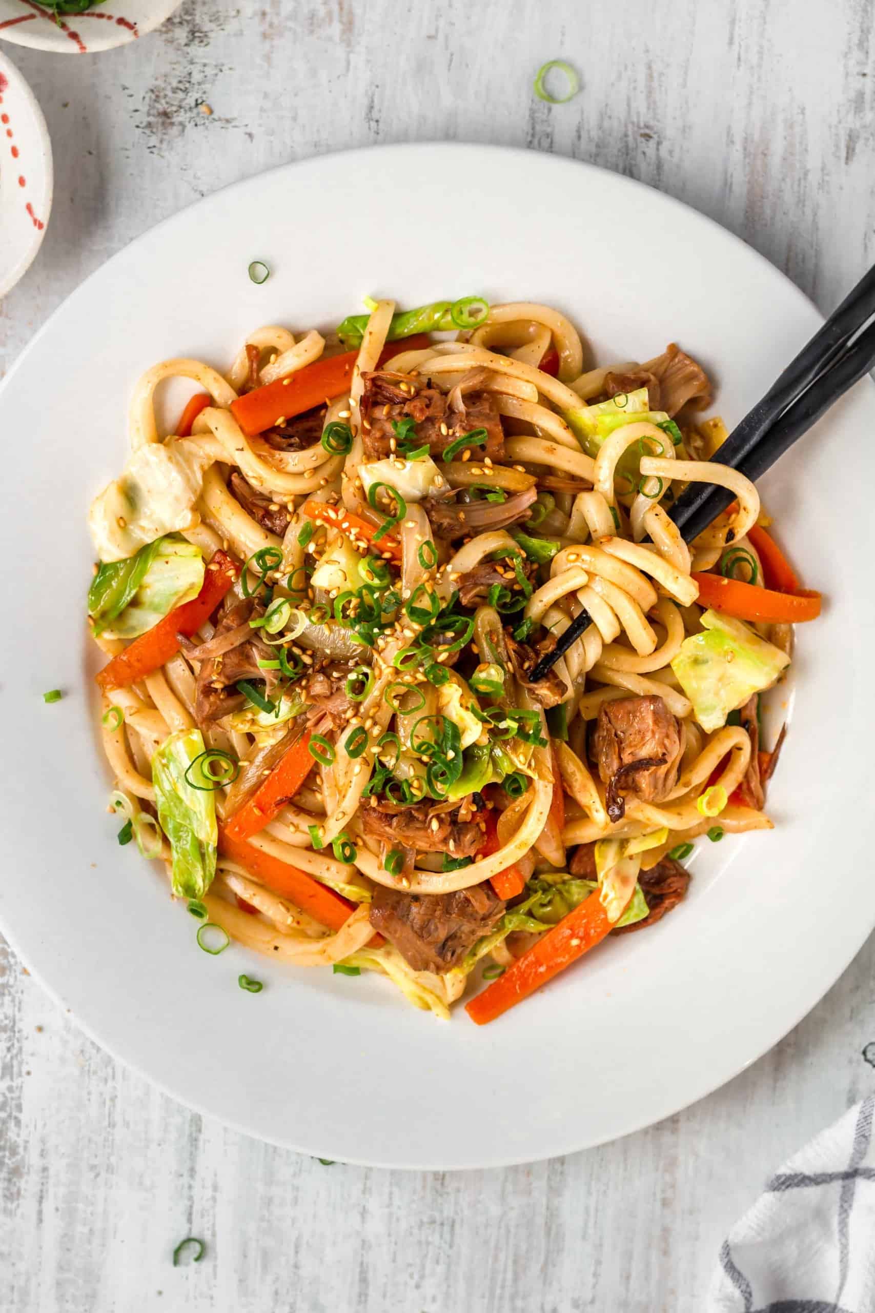 Vegan massaman yaki udon is the spicy Thai twist to the Japanese classic fried noodle dish! Your new go-to homemade fast food! #yakiudon #udonnoodles #vegannoodles #veganfastfood #plantbased